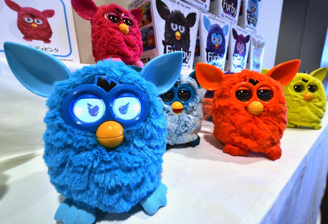 Eindelijk: Hasbro brengt Furby terug en steekt de fluffy Y2K-robot in nieuw jasje (foto)