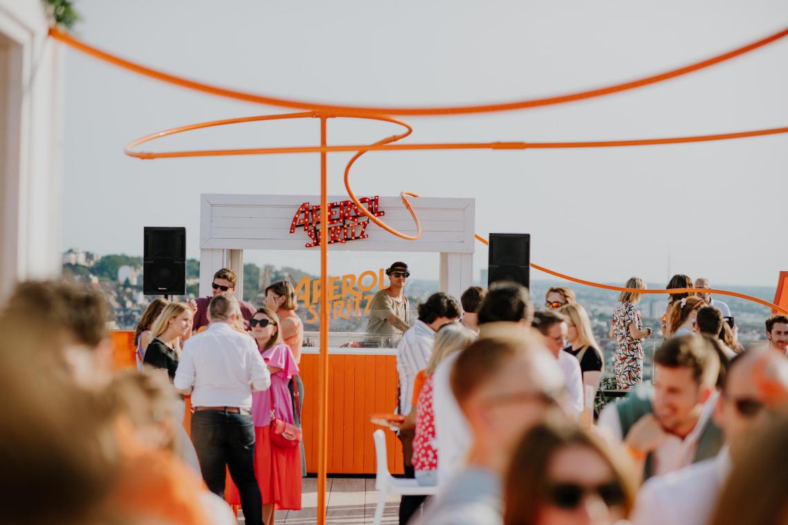Brussel: op deze oranje rooftop krijg je een gratis Aperol Spritz