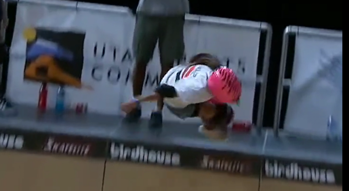 13-jarig meisje maakt skateboarding geschiedenis met verbazingwekkende truc (video)