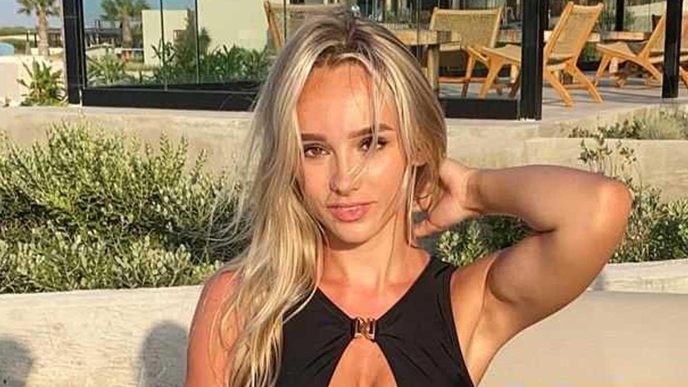 Amy Sonck imponeert volgers in uitgesneden badpak: «Wow, knap!» (foto)