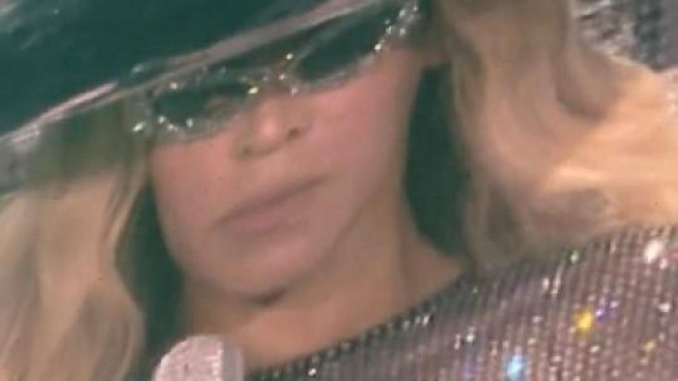 Beyoncé ziet er razend uit door geluidsproblemen tijdens optreden