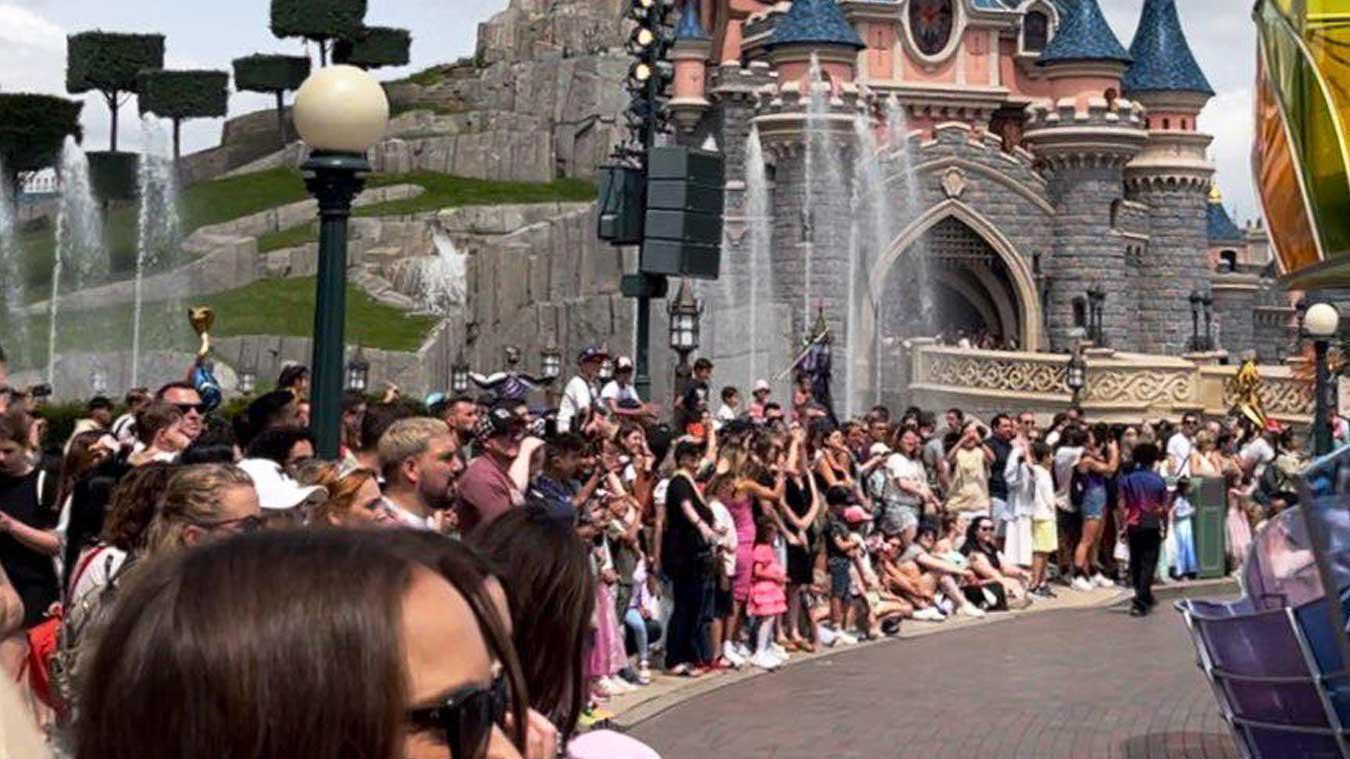 Wereldberoemde actrice bezoekt Disneyland Parijs incognito: «We stonden achter haar en herkenden haar niet» (foto)