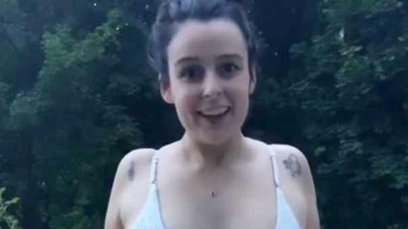 Vrouw draagt jurk tijdens brunch, maar beseft haar blunder pas achteraf: «Gênant!» (video)