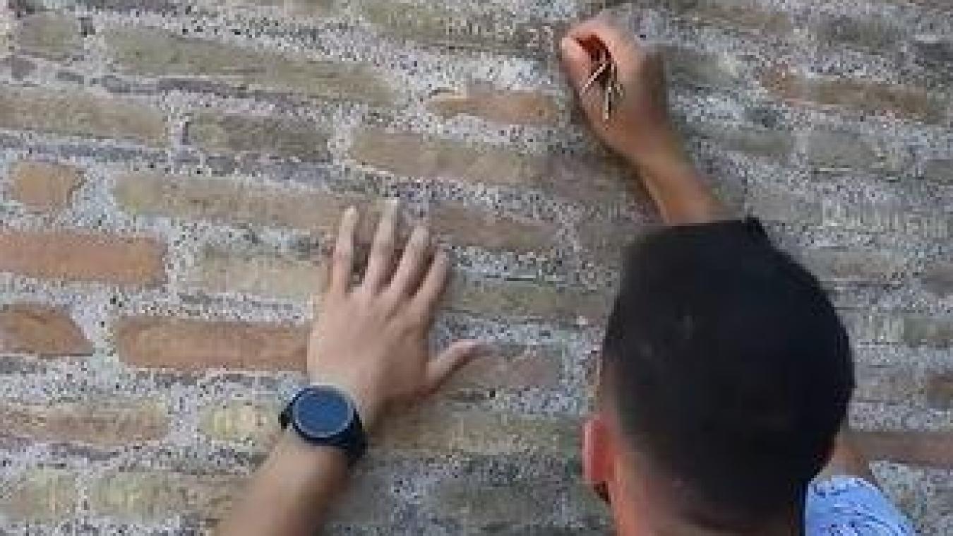 Toerist die Colosseum bekraste met sleutel, wist niet «hoe oud het monument was» (video)