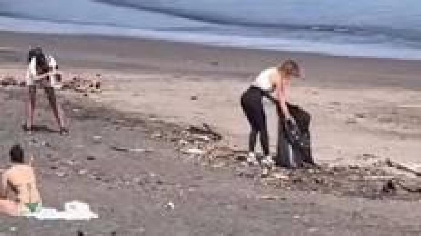 Influencer doet ‘goede daad’ door afval te verzamelen op strand, maar schijn bedriegt: «Zo ongelooflijk triest» (video)