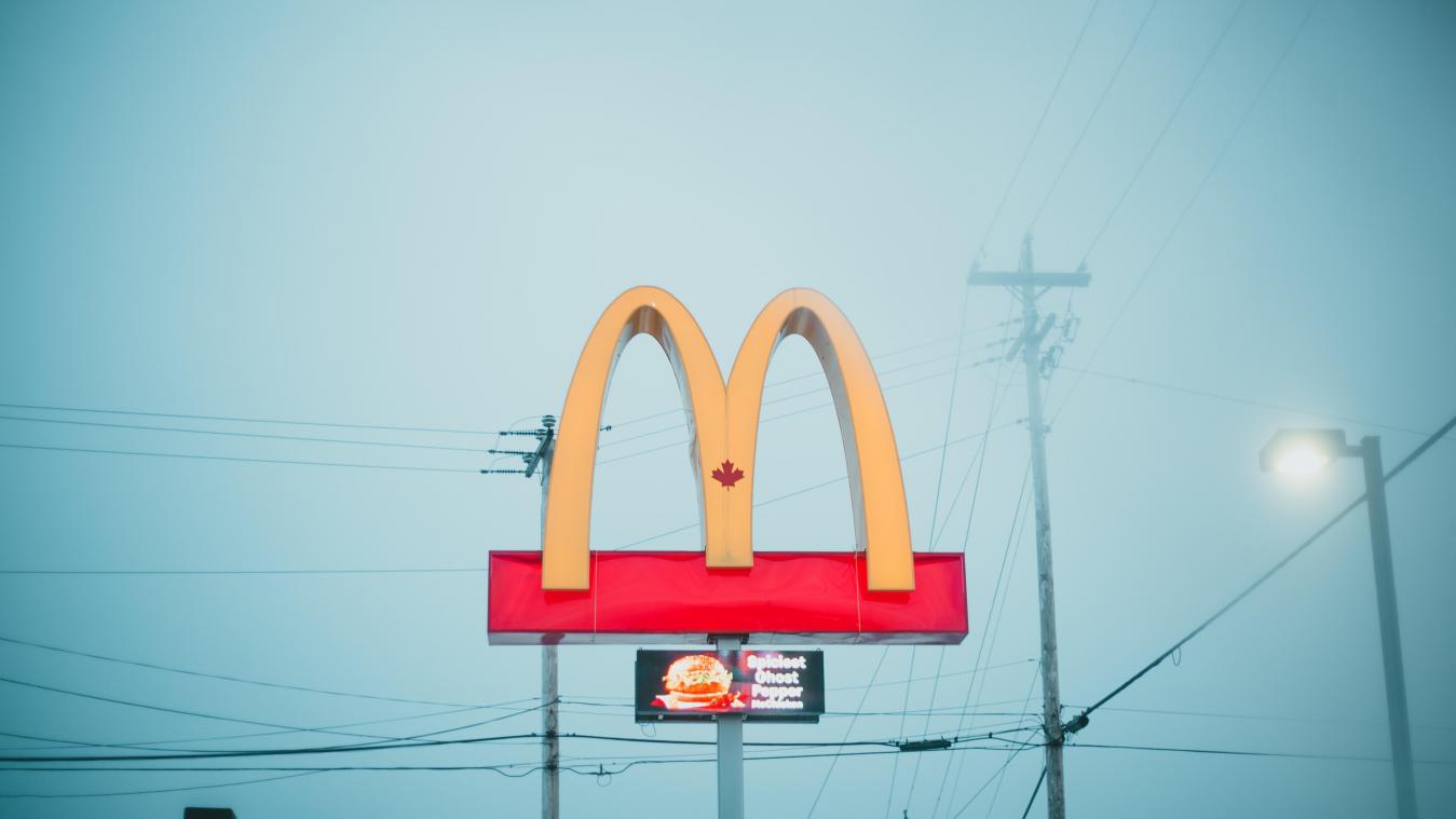 AHA! Daarom smaakt je cola anders bij de McDonald’s dan thuis (video)