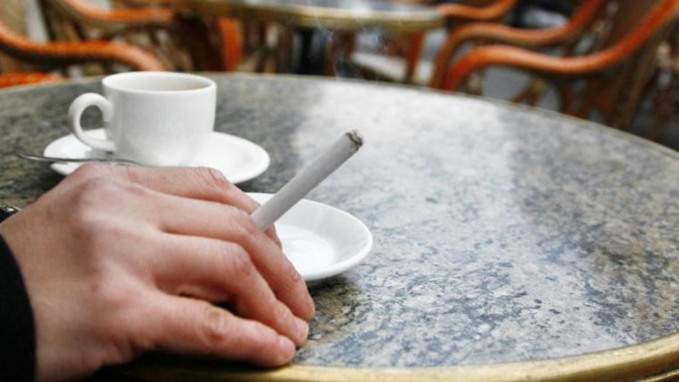 Wordt roken op terras binnenkort verboden?