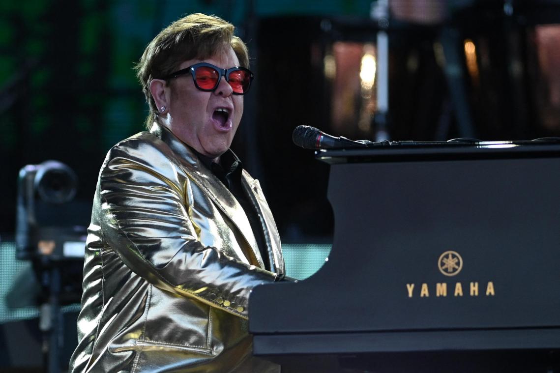 Elton John getuigt op proces tegen Kevin Spacey in Londen