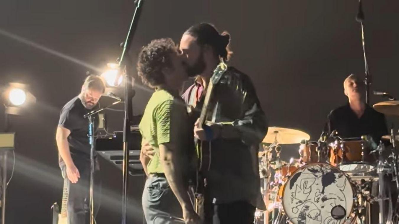 The 1975 annuleert concerten in Indonesië en Taiwan na rel rond zoen in Maleisië (video)