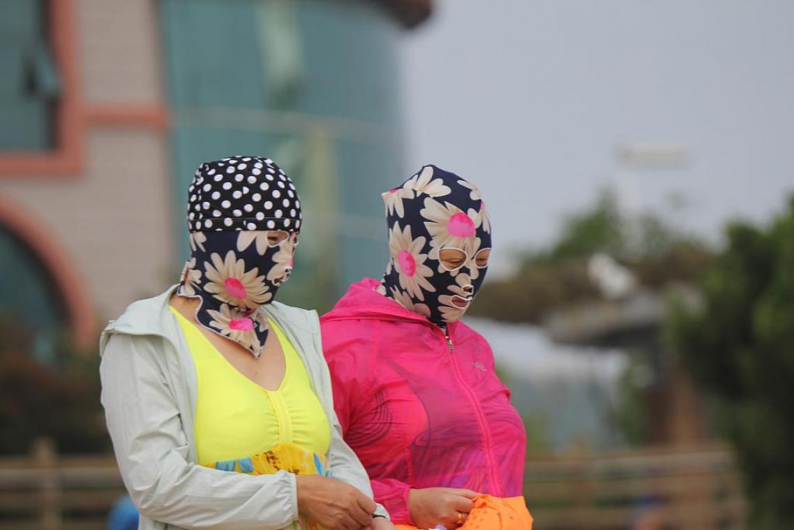 Recordtemperaturen doen bizarre kledingtrend ontstaan in Chinese straatbeeld