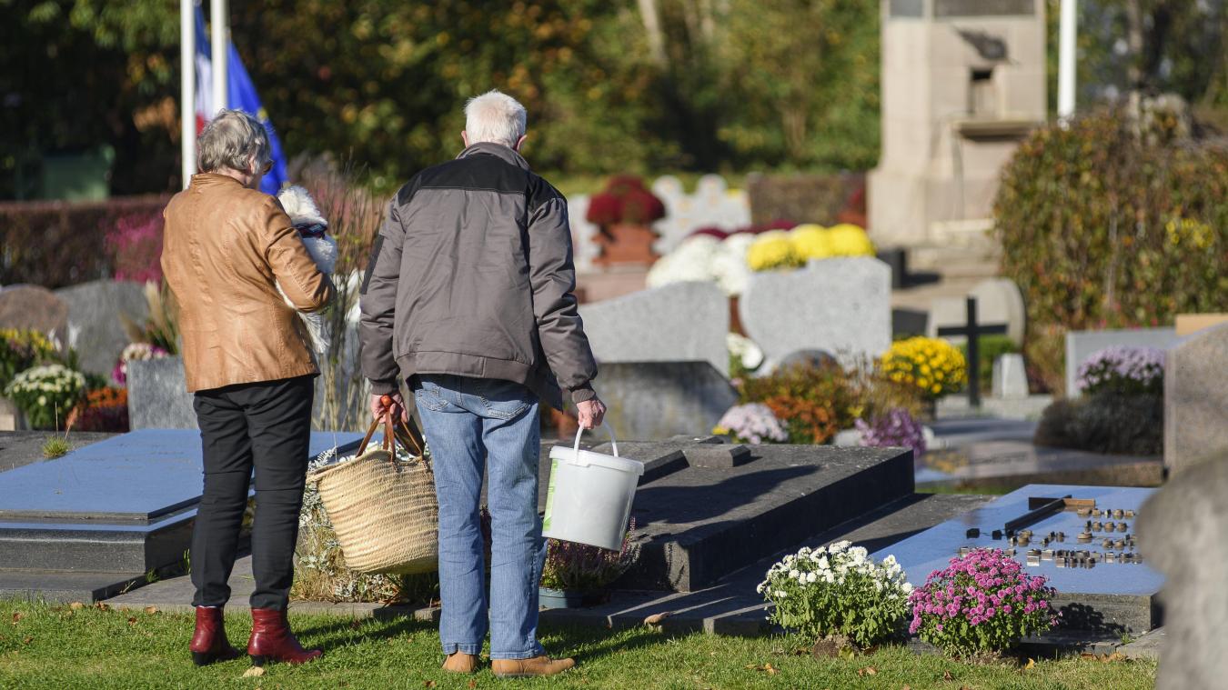 Onbekenden vernielen minstens dertig graven op kerkhof in Beringen