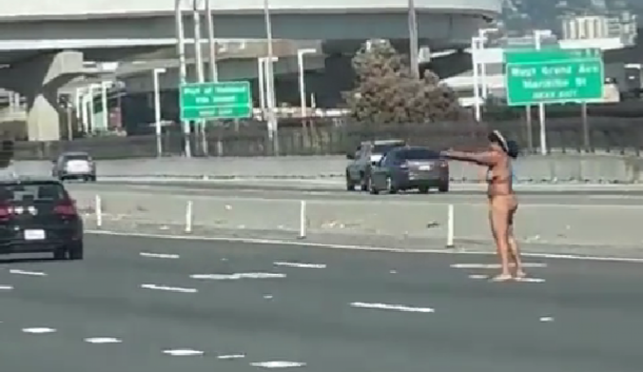 WTF. Naakte vrouw stapt uit auto op snelweg en begint te schieten (video)