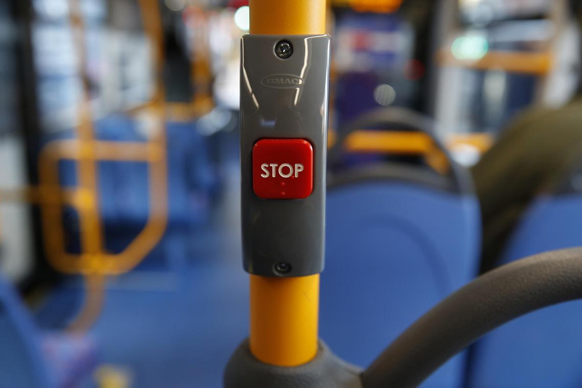 Alzheimerpatiënt verliest beide benen nadat ze onder bus wordt gesleurd, chauffeur krijgt celstraf