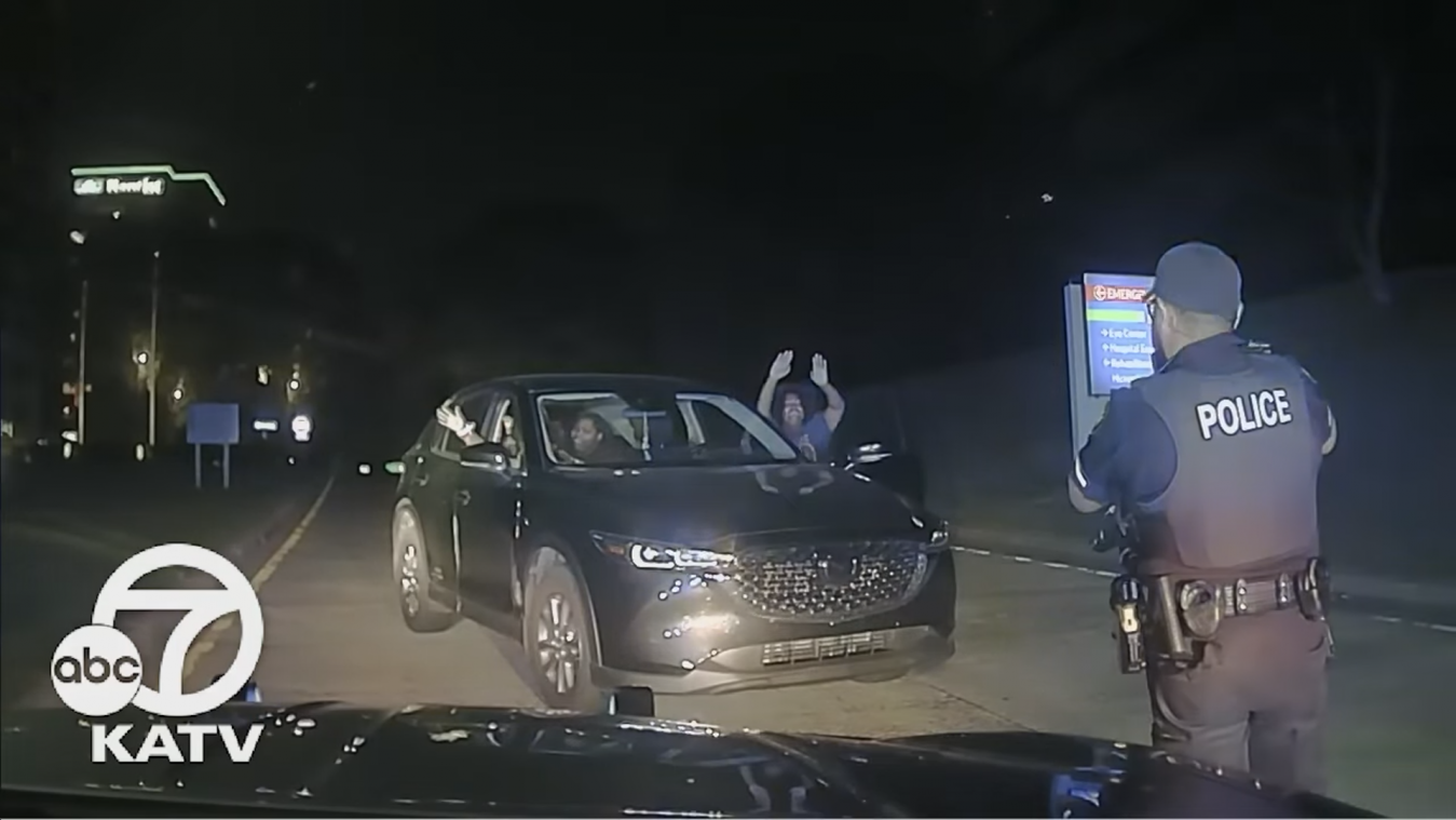 Tiener met pijn lijdende moeder racet naar het ziekenhuis, en dan gebeurt DIT (video)