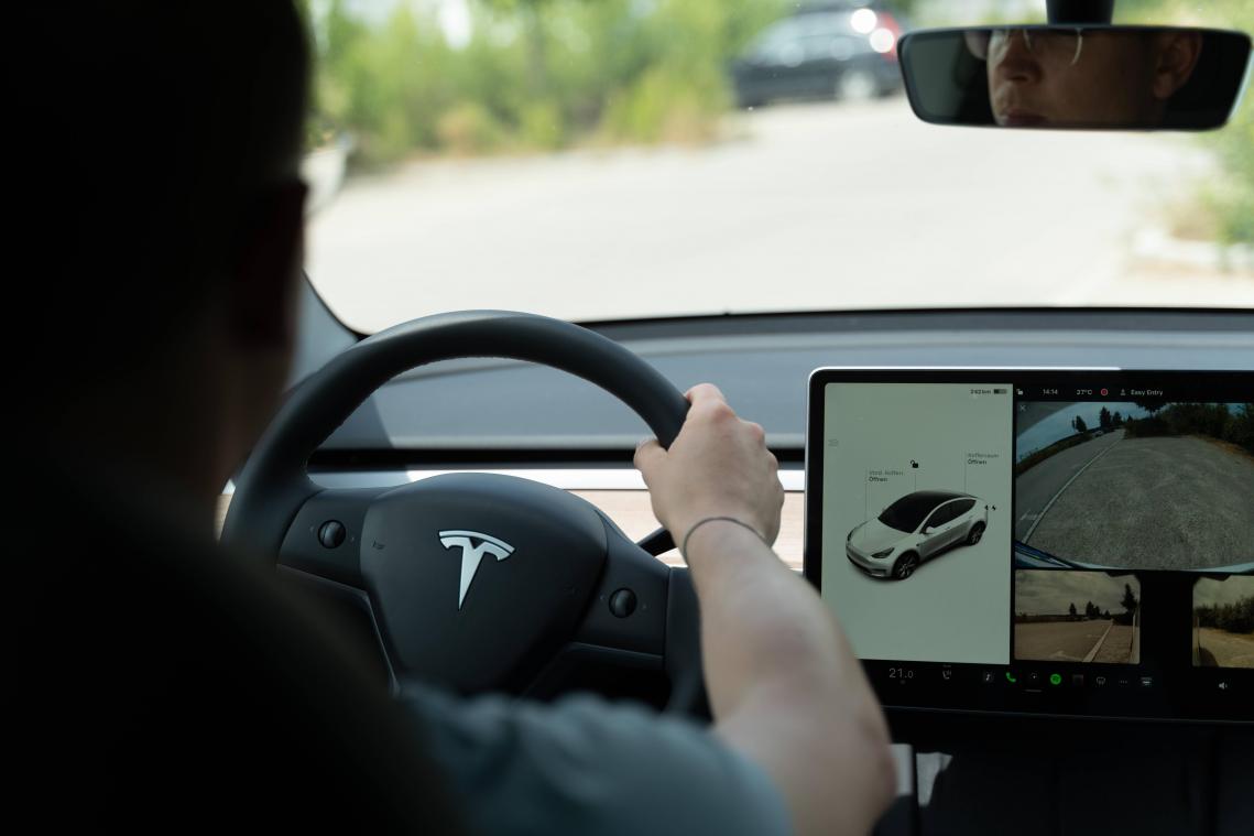 Bejaarde zit vast in bloedhete Tesla nadat batterij uitvalt: «Ik kon zelfs geen raam openen»