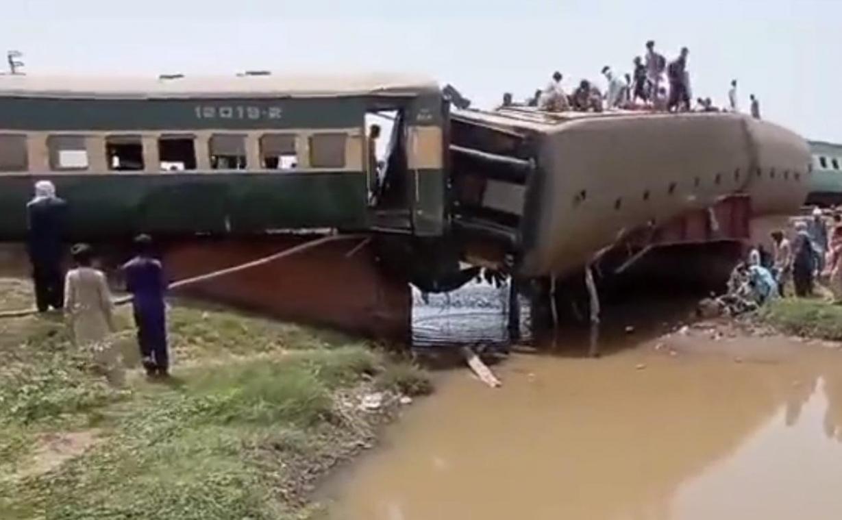 Trein ontspoort in Pakistan: minstens 28 doden (video)
