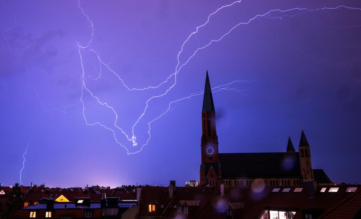Man doodgebliksemd in Duitse biertuin, twee anderen gewond