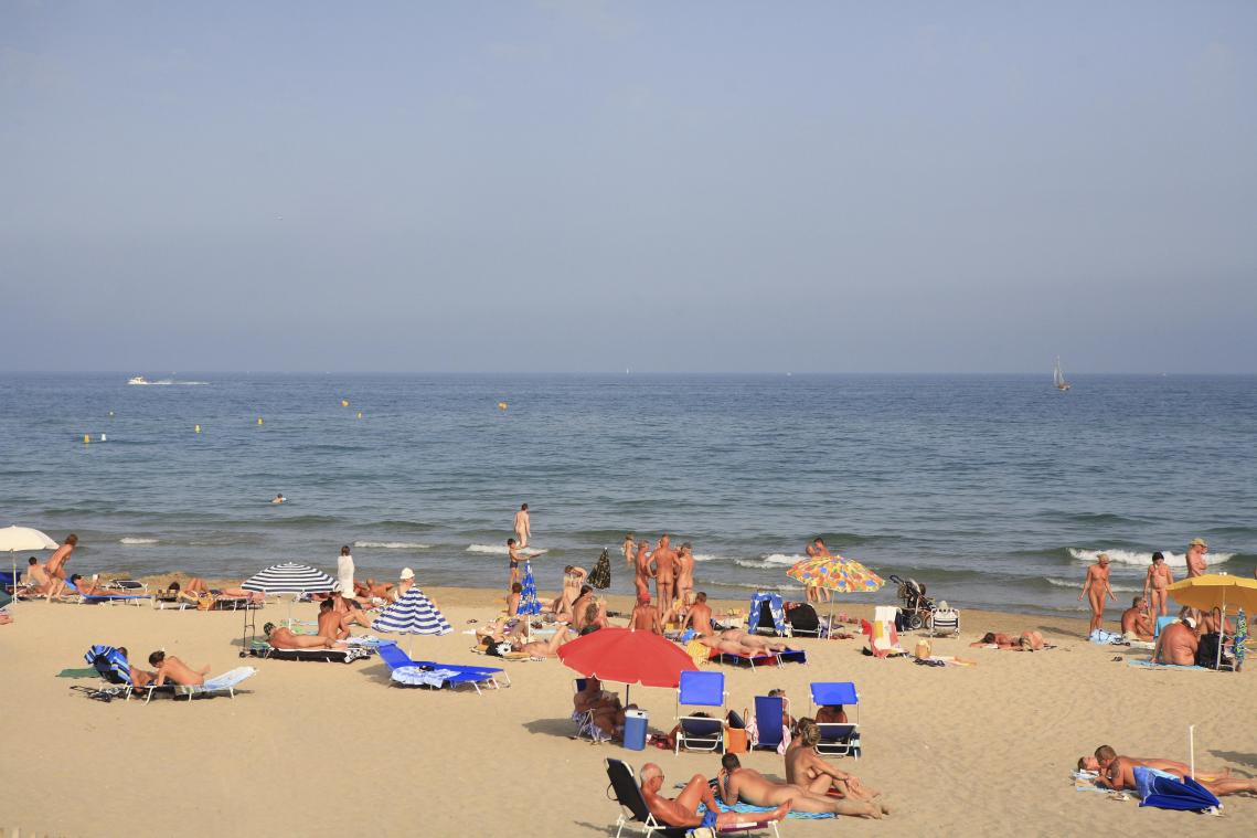 Catalaanse nudisten protesteren tegen toenemend aantal toeristen in zwemkledij: «Discriminerend en respectloos»