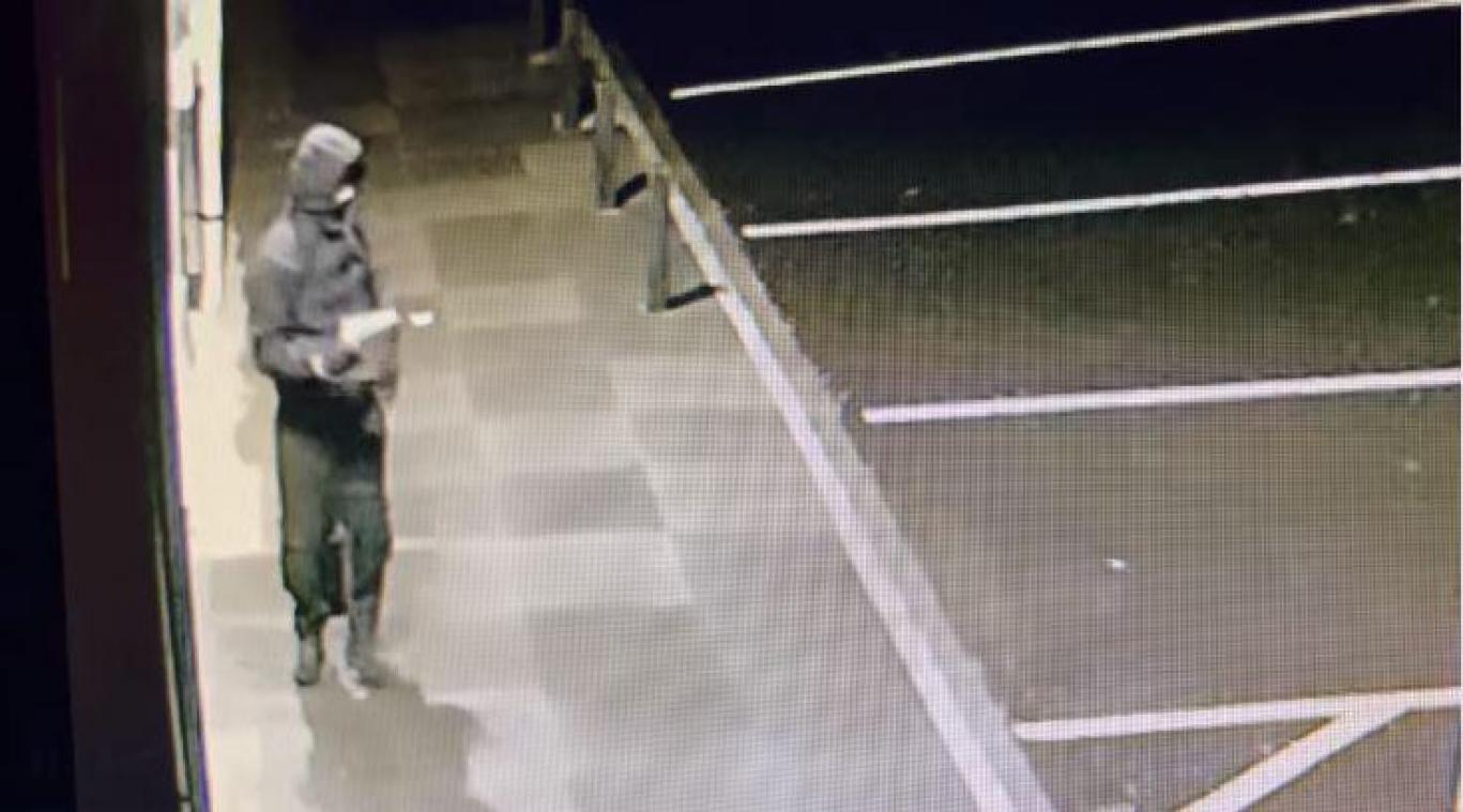 OEPS. Man panikeert terwijl hij gebouw in brand steekt (video)