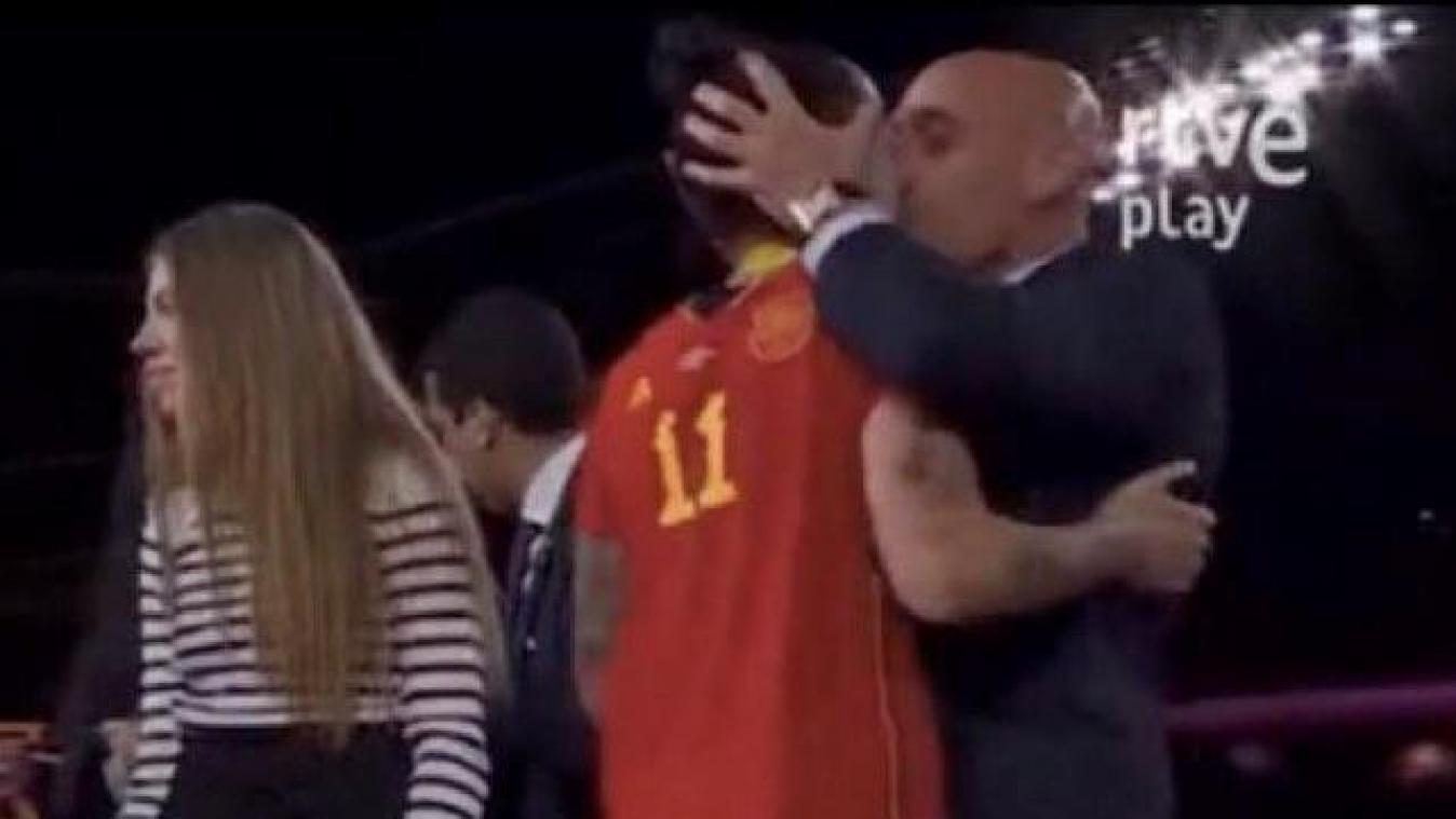 Ophef in Spanje na WK Vrouwenvoetbal: bondsvoorzitter kust speelster op de mond tijdens prijsuitreiking (video)