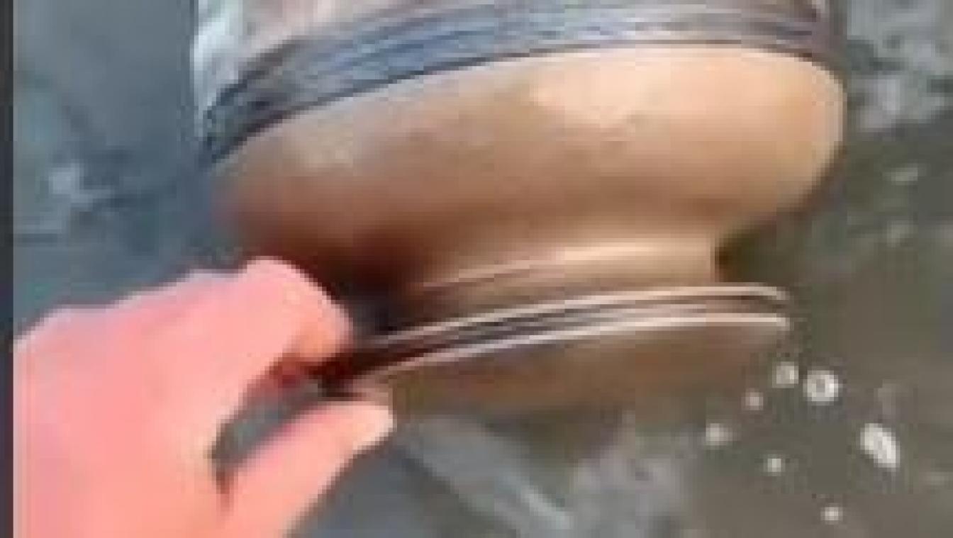 Man vindt mysterieuze pot in meer, maar is geschokt wanneer hij ontdekt wat erin zit: «Het spijt me zo!»