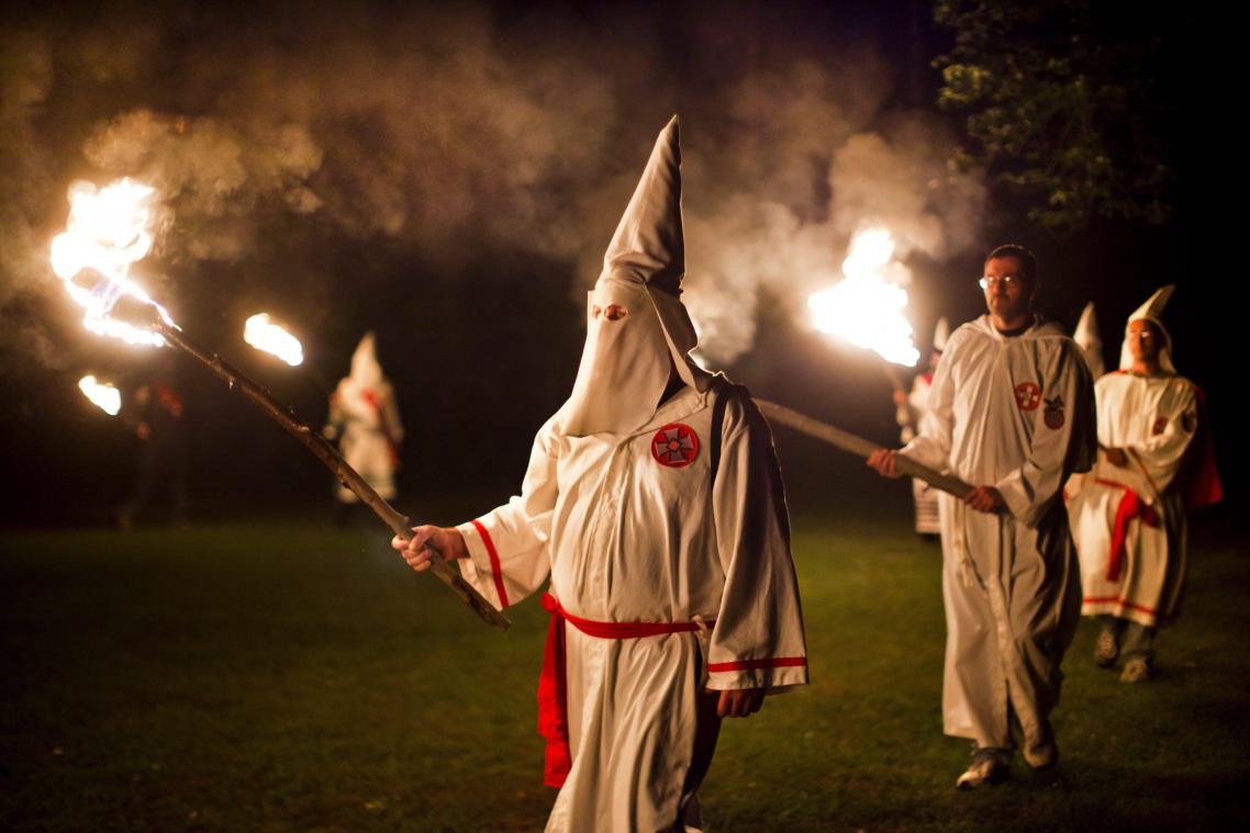 Team dat verkleed als Ku Klux Klan deelnam aan quiz krijgt wind van voren: «Schokkend»