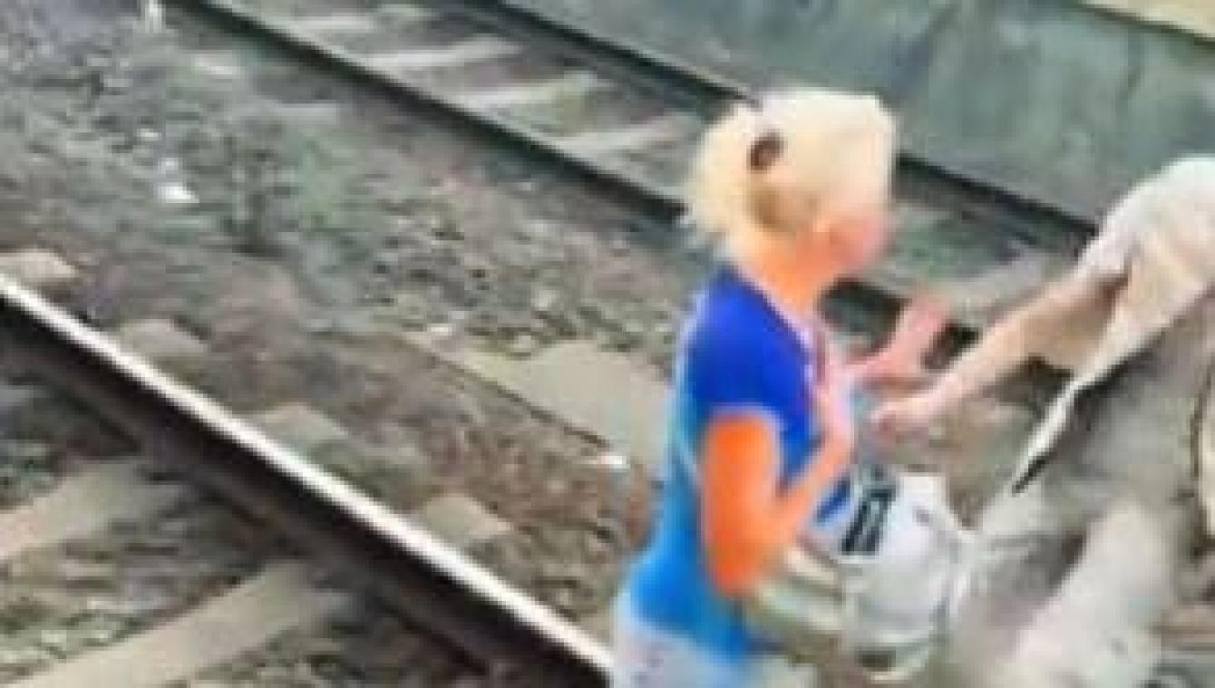 WOW. Jongeman redt vrouw van treinsporen van Brussel-Zuid