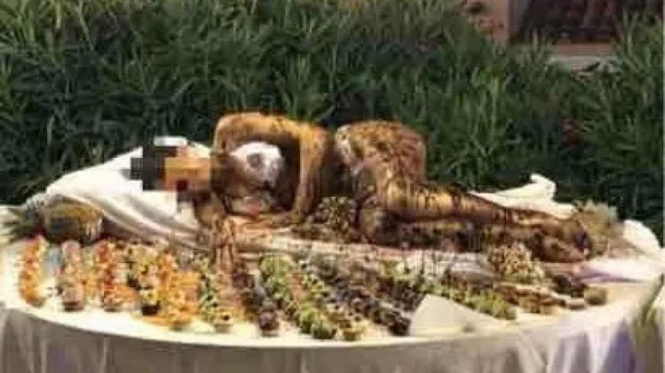 Hotel plaatst halfnaakte vrouw, gedrenkt in chocolade, op dessertbuffet: «Onze oprechte excuses»