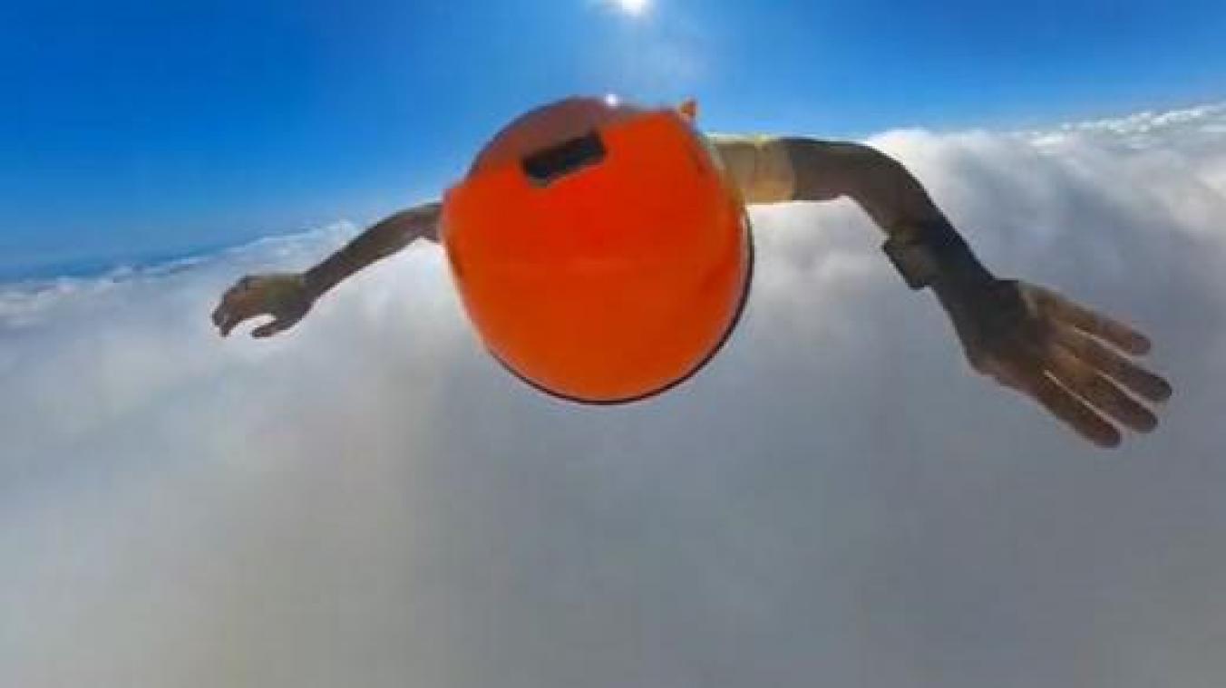 WOW. Skydiver toont hoe hij door wolken valt: «Precies een carwash» (video)