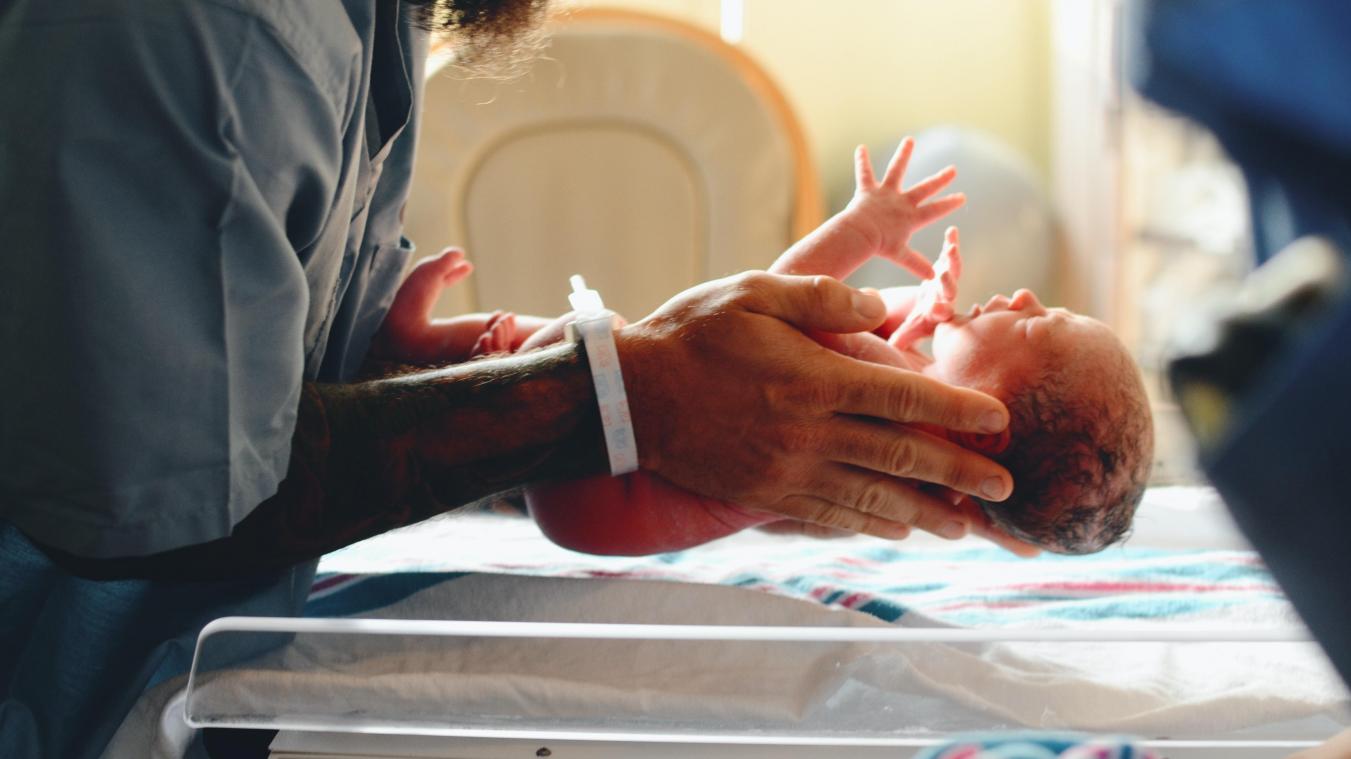 Hersendode vrouw bevalt van levende baby: «Zeldzaam maar niet ongekend»