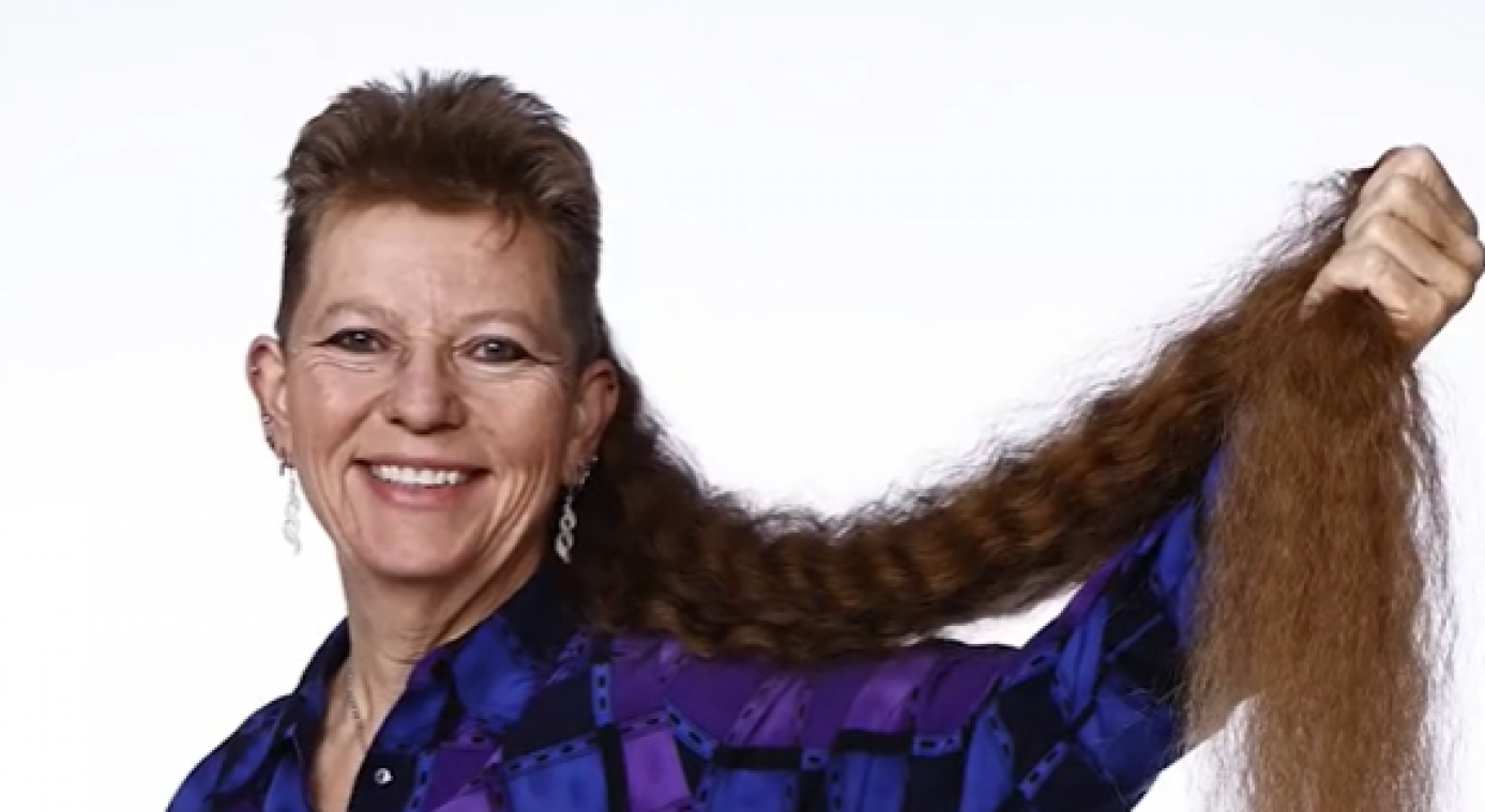 Amerikaanse vrouw breekt record van langste mullet ter wereld (video)