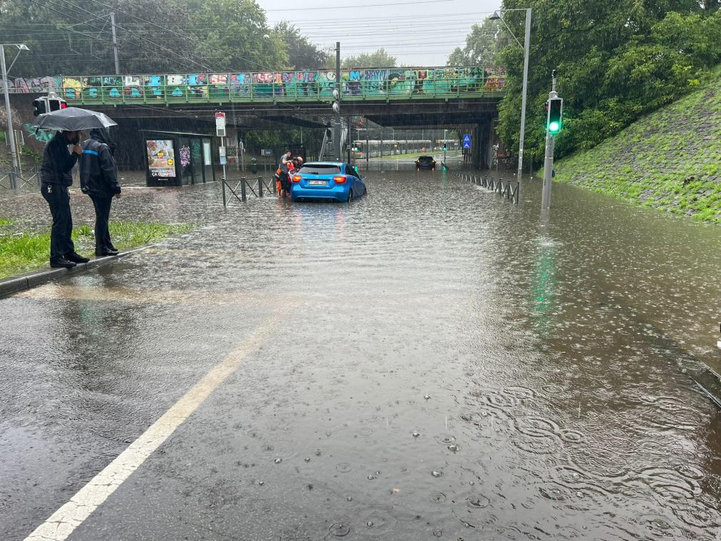 Felle regen legt Brussels verkeer plat: twee tunnels afgesloten, ook hinder voor tramverkeer