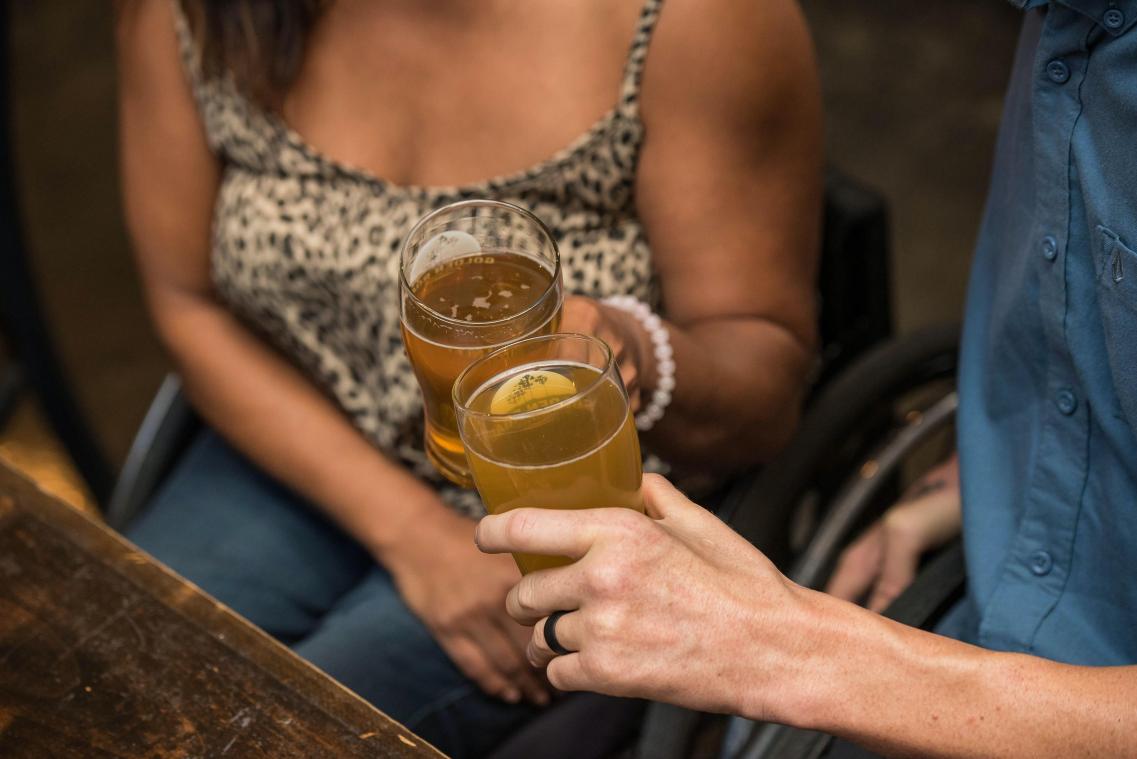 Nu ook bewezen: anderen zien er niet knapper uit als je drinkt