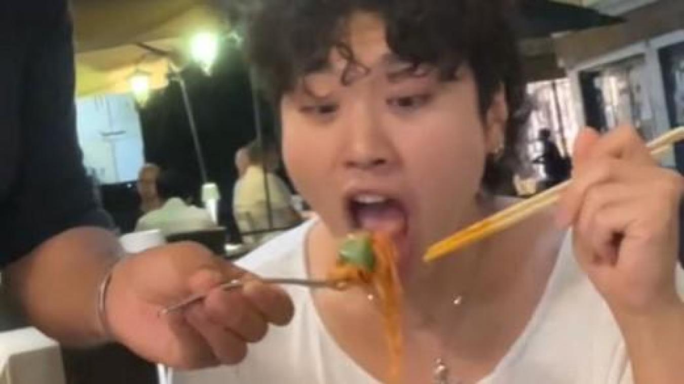 Man eet pasta met stokjes in Italië en dan gebeurt DIT (video)