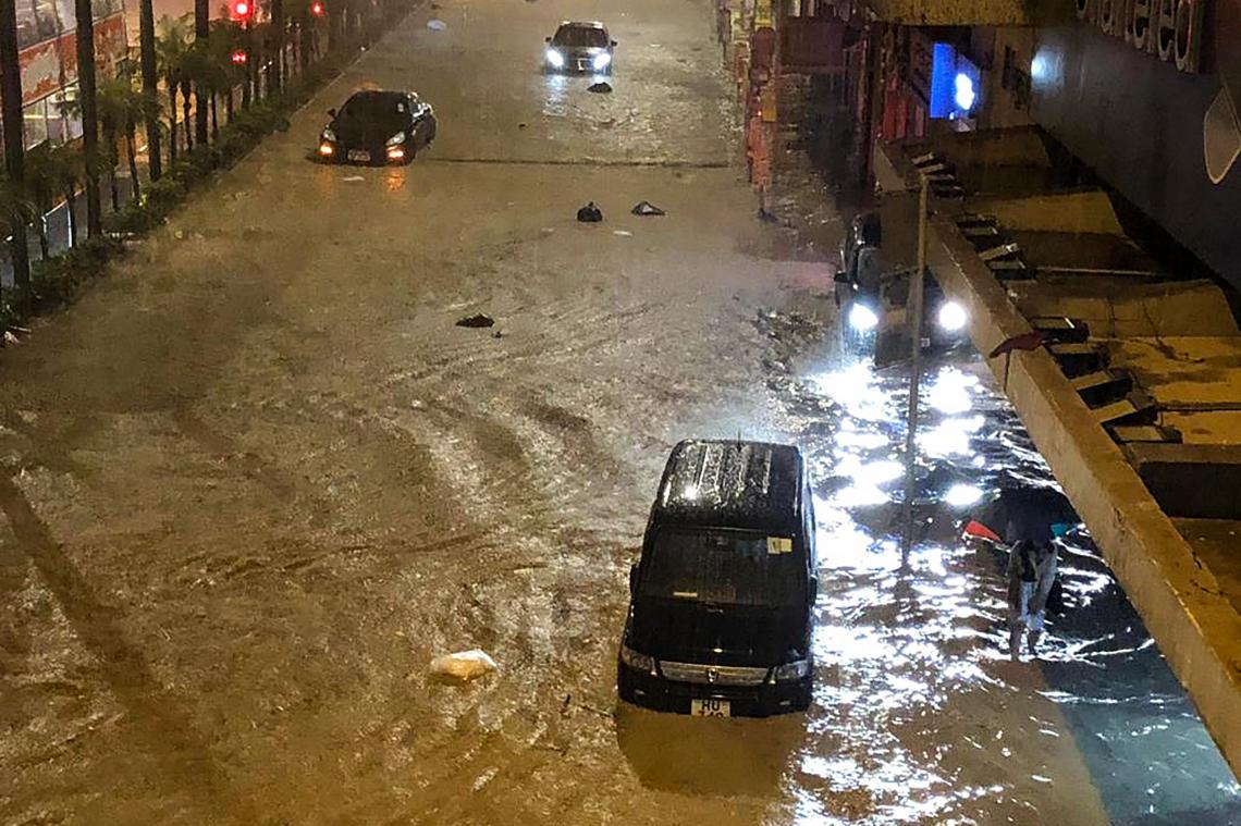 WOW. Zwaarste regenval in 140 jaar teistert Hongkong (video)