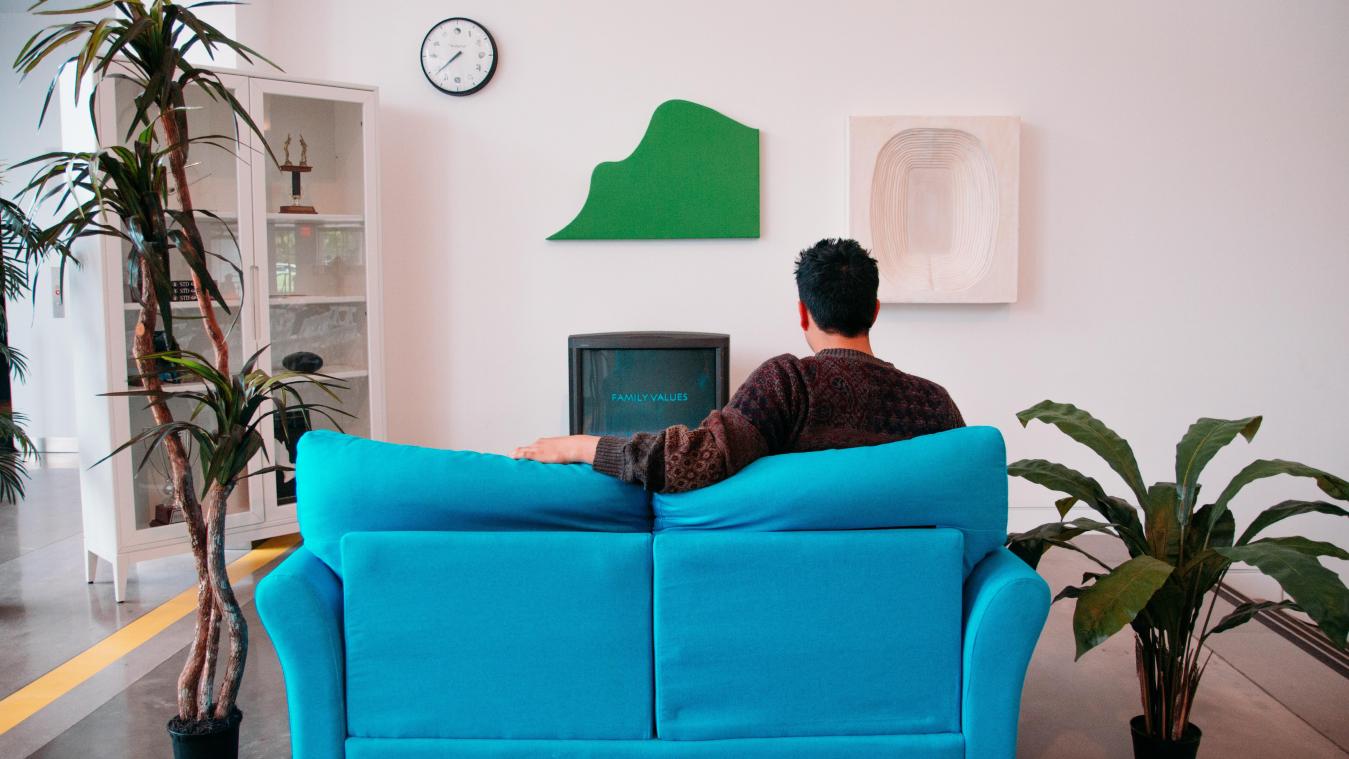 Gen Z’er is in shock wanneer hij te weten komt hoe mensen vroeger naar tv keken (video)