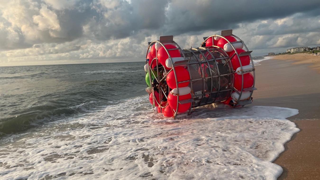 Man gearresteerd nadat hij oceaan probeert over te steken in gigantisch hamsterwiel