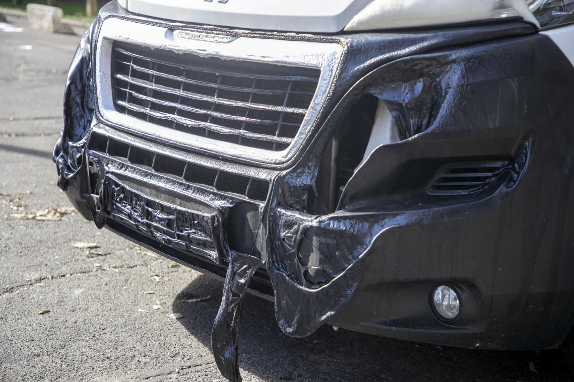 Foto van een beschadigde auto die op de plaats stond waar de auto van de daders uitbrandde.