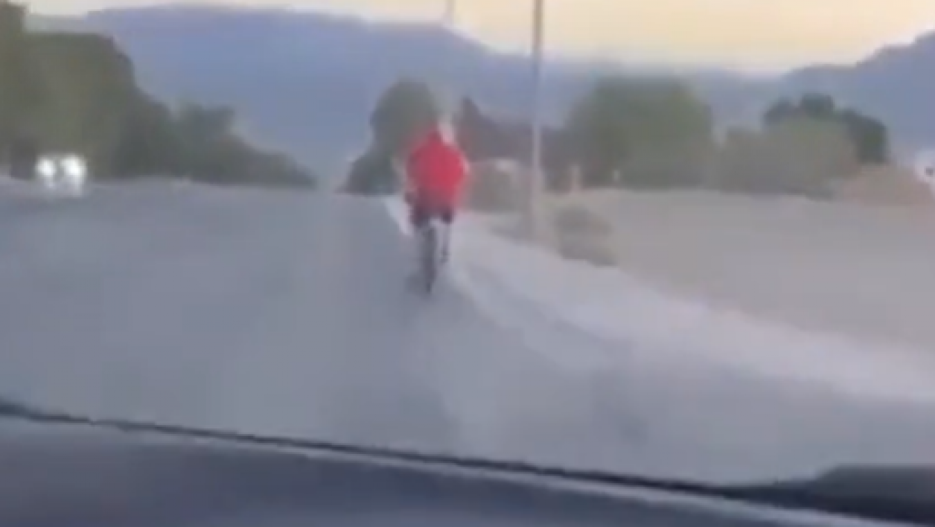 Schokkende video toont hoe tieners doelbewust fietser omver rijden en voor dood achterlaten
