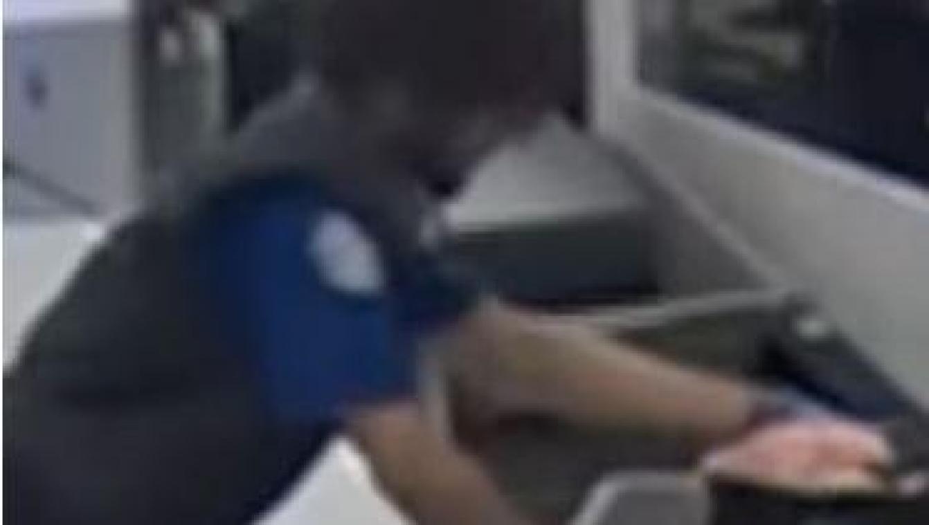 Schokkend: douaniers op heterdaad betrapt bij diefstal uit bagage van passagiers (video)