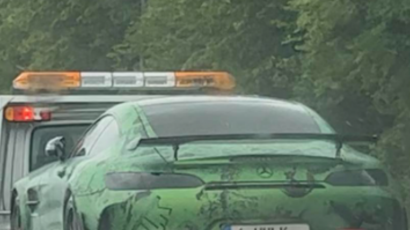 Nummerplaat gewijd aan superheld blijft niet onopgemerkt op Belgische wegen: «Schitterend!»