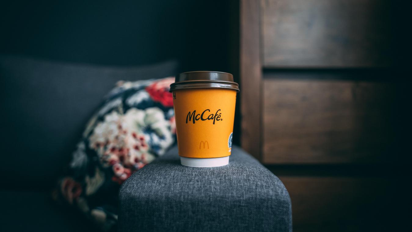 Vrouw klaagt McDonalds aan nadat ze koffie over zichzelf morst
