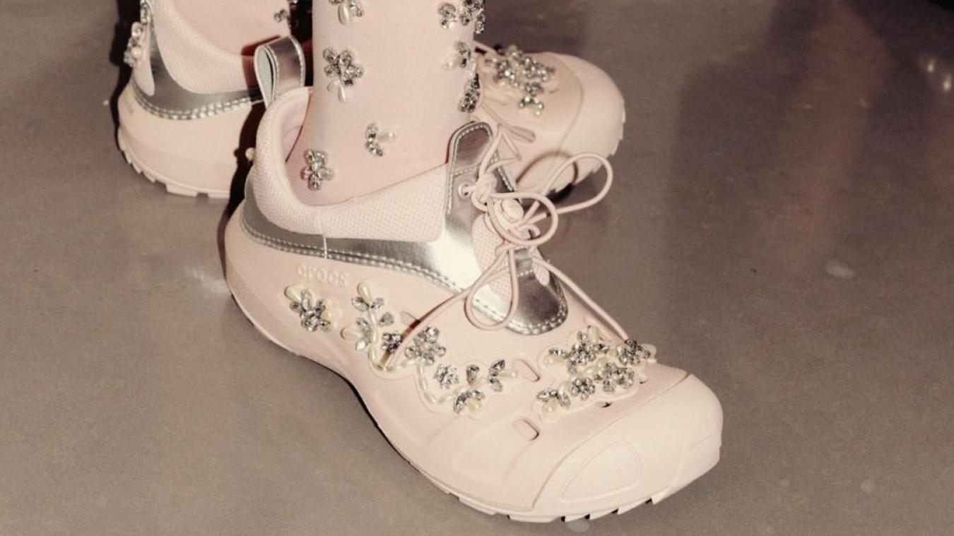 Met deze elegante Crocs van Simone Rocha kan je naar een bruiloft