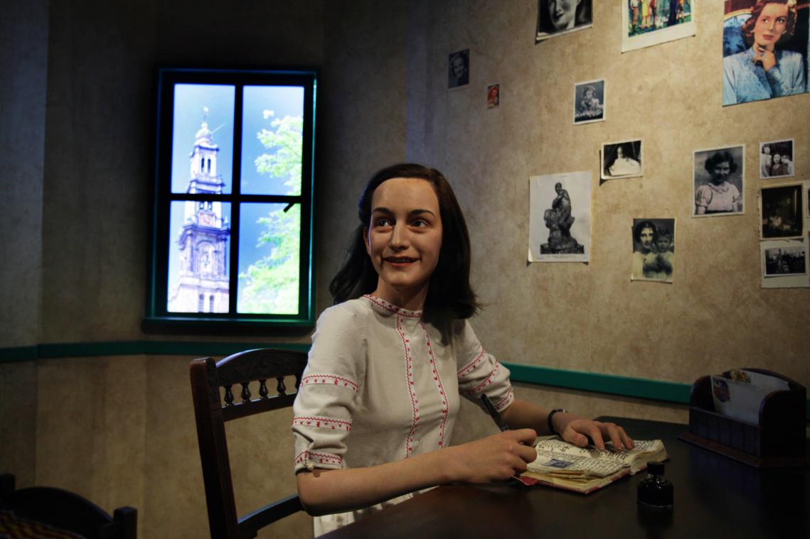 Een wassen beeld van Anne Frank in het Amsterdamse Madame Tussaud.
