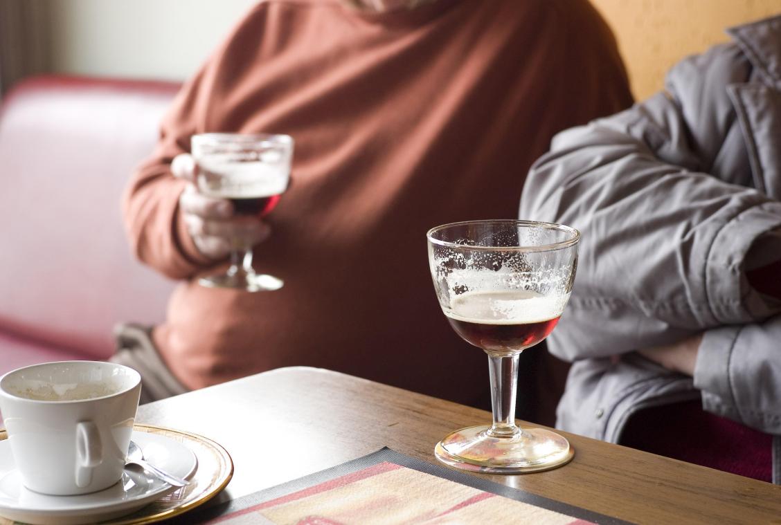 ZOVEEL cafés verdwijnen er elke dag in Vlaanderen: «Mensen vinden cafés duur geworden»