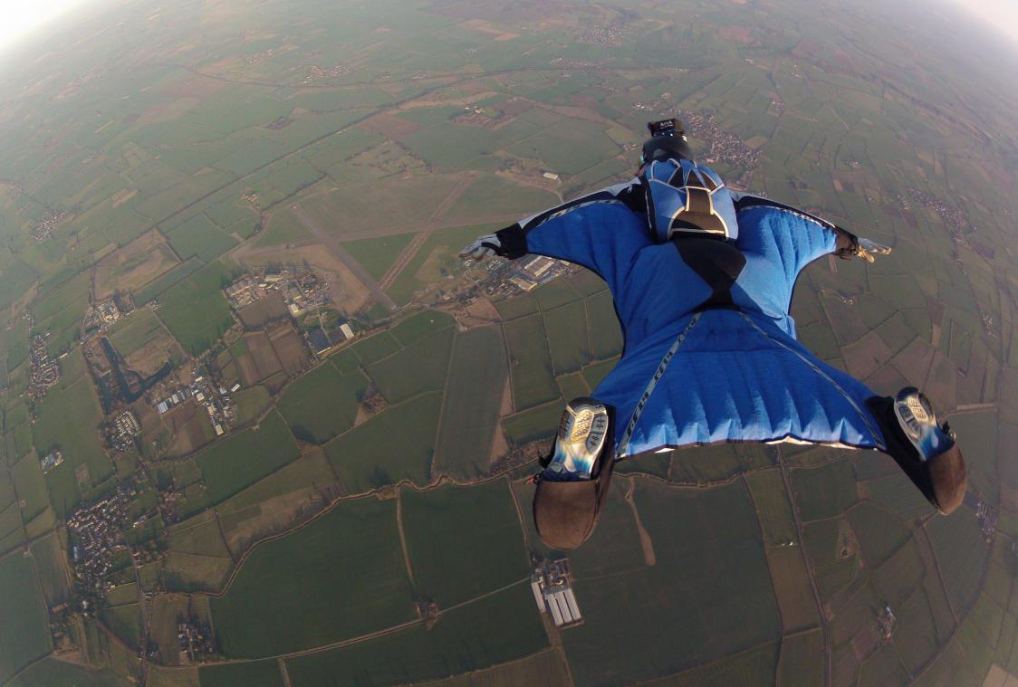 GRUWELIJK. Skydiver onthoofd door vliegtuigvleugel na sprong