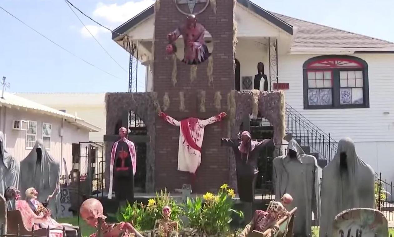 Verontwaardiging over Halloweendecoratie met onthoofde Jezus en duivel: «Respectloos» (video)