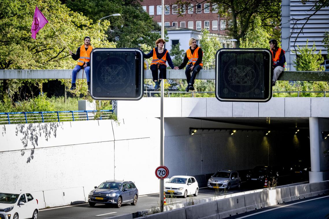 Ruim 400 klimaatactivisten aangehouden na blokkade van snelweg in Nederland (video)