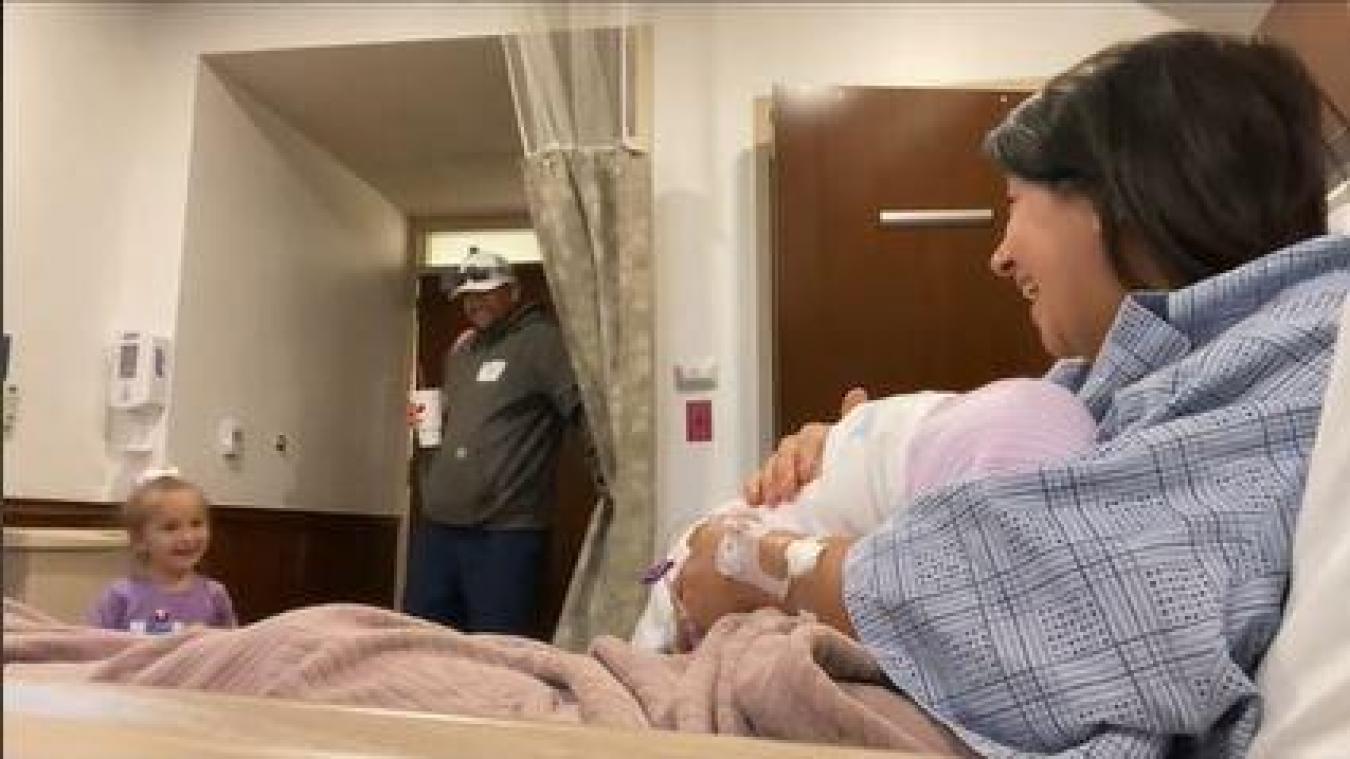 Moeder wil na bevalling teder moment vastleggen met kindjes, maar dan doet vader DIT (video)
