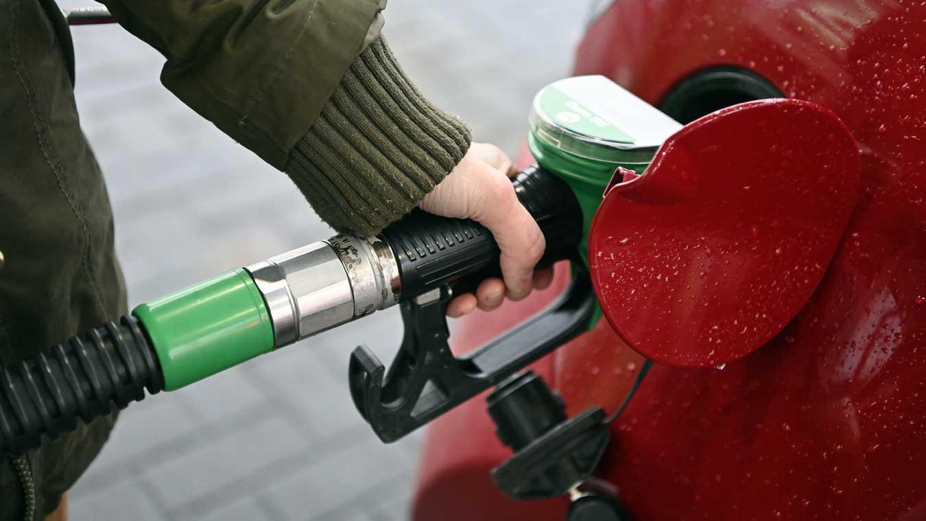 Benzine vanaf morgen fors goedkoper